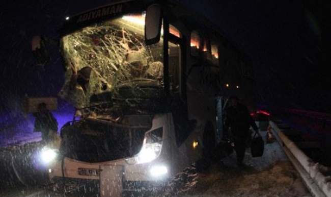 Sivas'ta yolcu otobüsü TIR'a çarptı: 10 yaralı