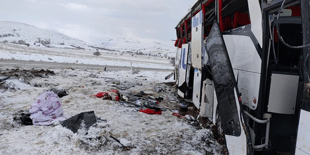 Sivas'ta yolcu otobüsünün devrilmesi sonucu 20 kişi yaralandı