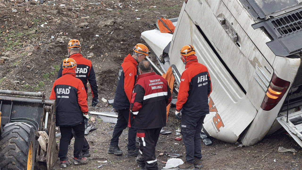 Sivas'ta yoldan çıkan otobüs tarlaya uçtu: Ölü ve yaralılar var!