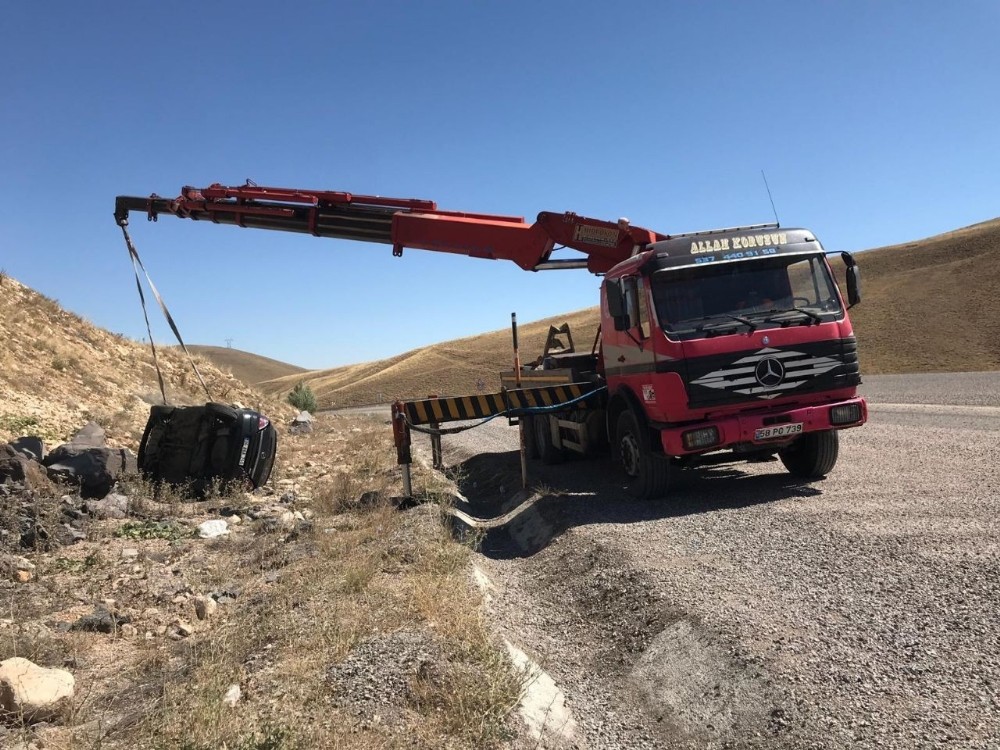 Sivas’ta yoldan çıkan otomobil devrildi: 2 yaralı 