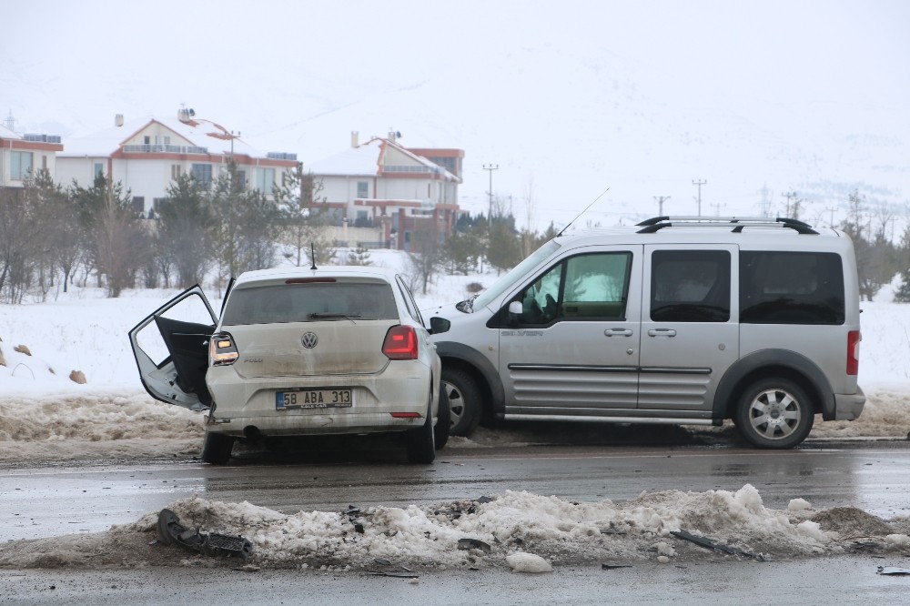 Sivas’ta zincirleme trafik kazası: 2 yaralı 