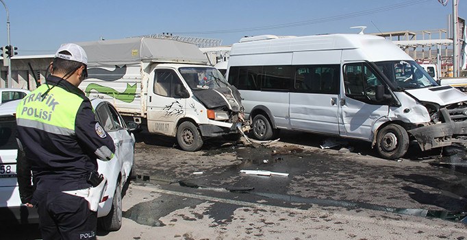Sivas’ta zincirleme trafik kazası: 5 kişi yaralı