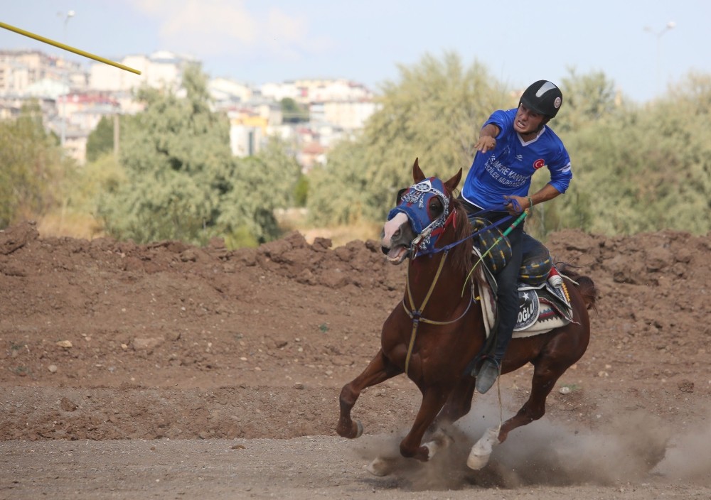 Sivas’taki atlı cirit müsabakaları nefes kesti 