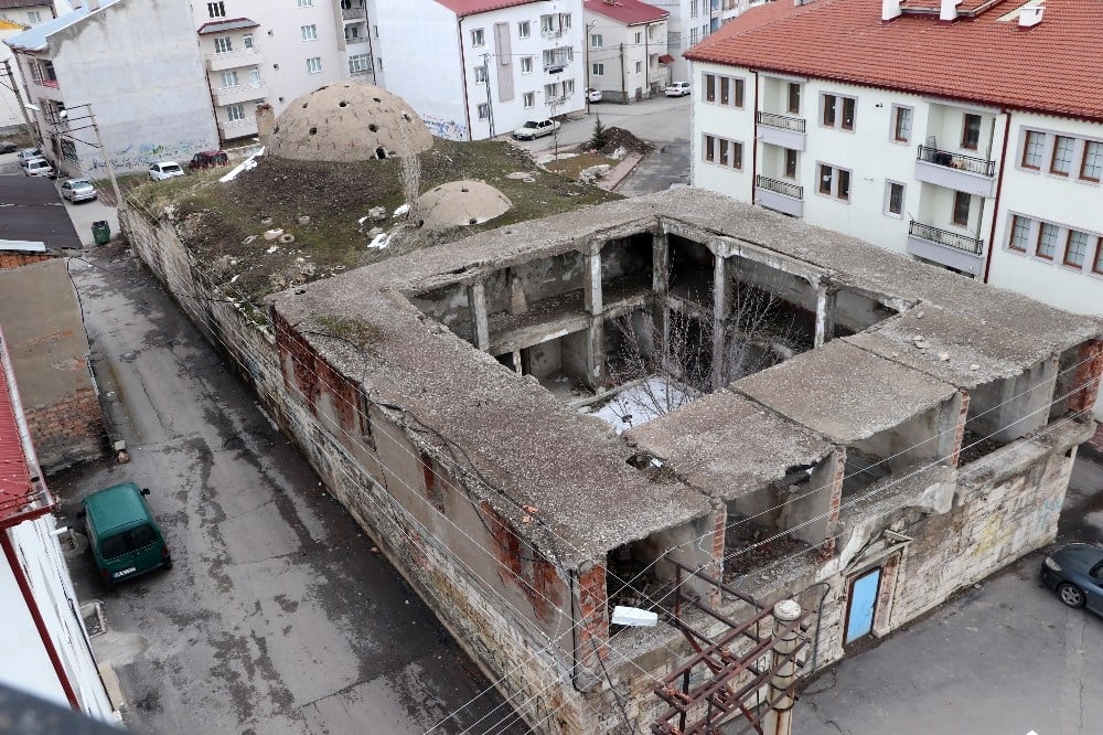 Sivas’taki tescilli eser madde bağımlılarına mesken oldu 