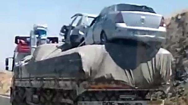 Siverek - Diyarbakır karayolunda kamyondaki yükün üzerine 2 otomobil yüklediler