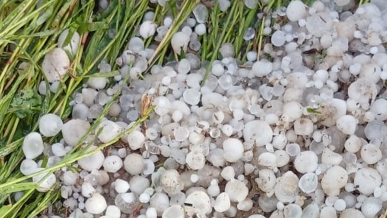 Siverek'te ceviz büyüklüğünde dolu ve hortum etkili oldu