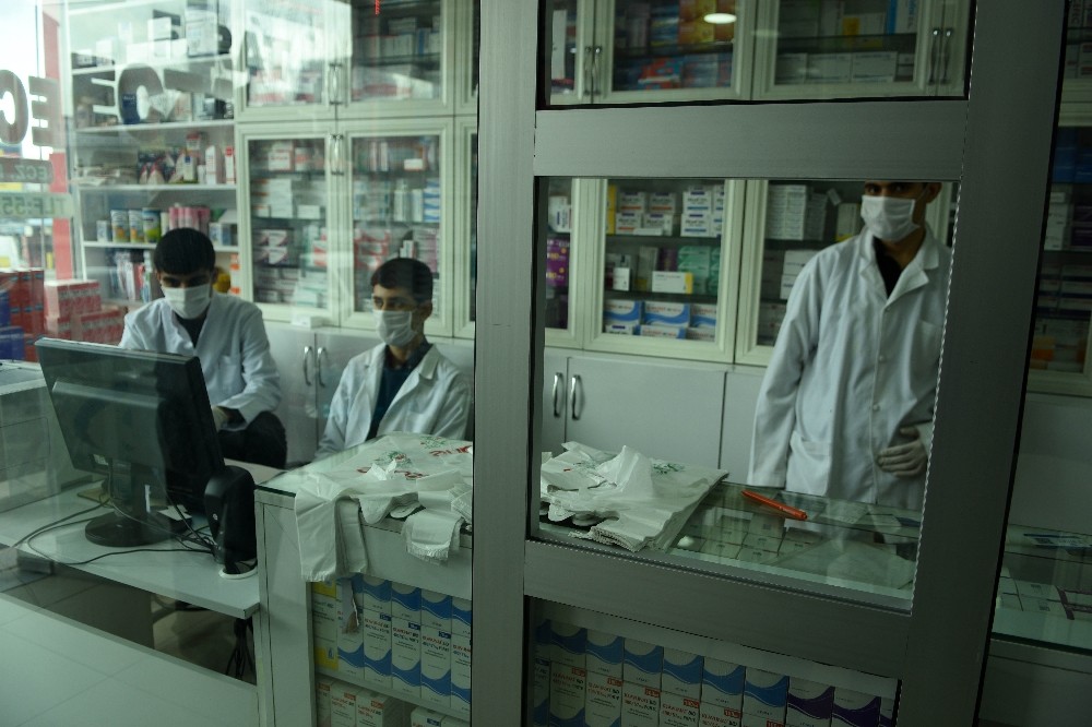 Siverek’te eczacıdan korona virüse karşı camlı önlem 