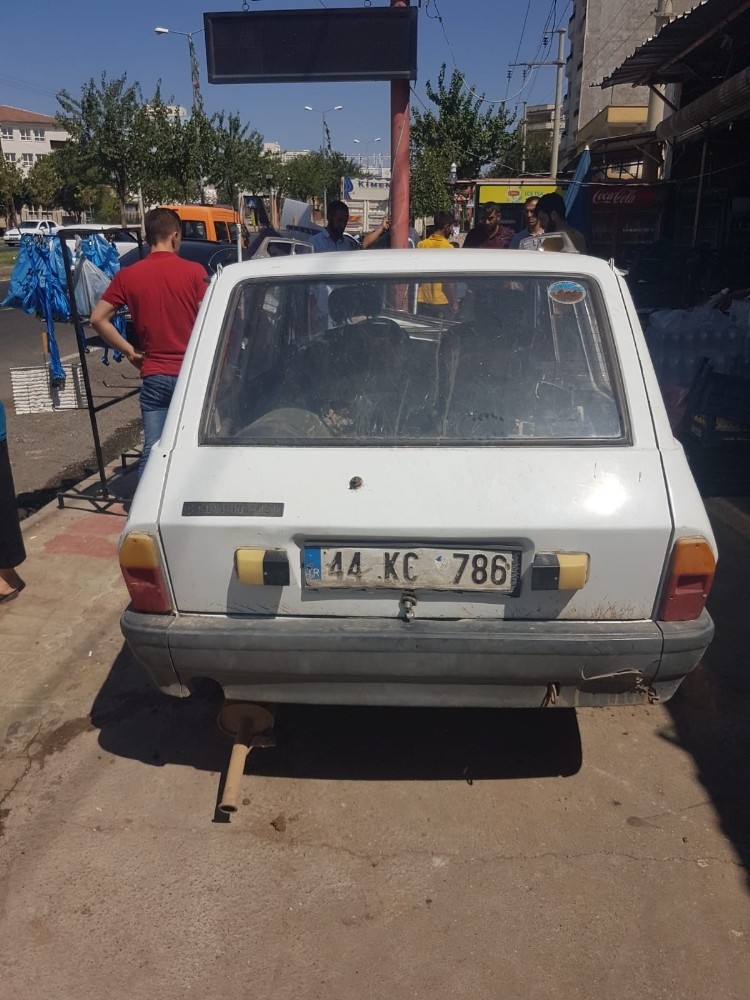 Siverek’te otomobil elektrik direğine çarptı: 4 yaralı 