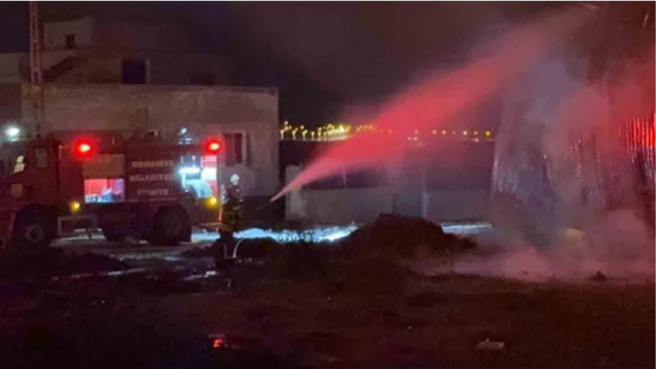 Siverek’te peçete yüklü tır alev alev yandı