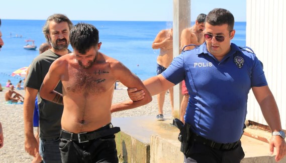 Sivil polise neşter ve av baltası ile saldırdılar! Yaka paça gözaltına alındılar!