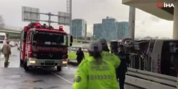 Sivil polisleri taşıyan minibüs devrildi
