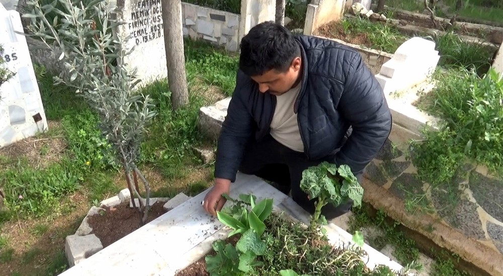 Sivil şehidin mezar taşını çaldılar 