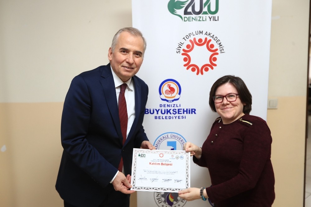 Sivil Toplum Akademisinin ilk mezunları sertifikalarını Başkan Zolan’dan aldı 