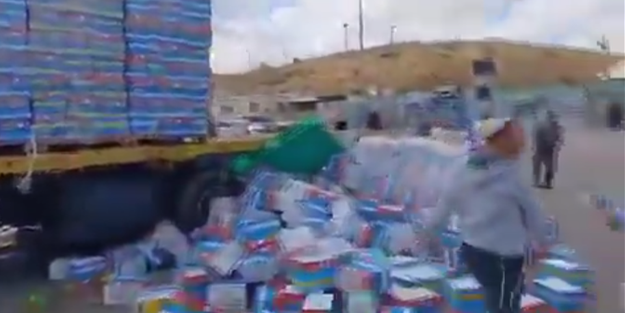 Sivil Yahudiler Gazze'ye giden yardım tırlarındaki yiyeceklere saldırdı!