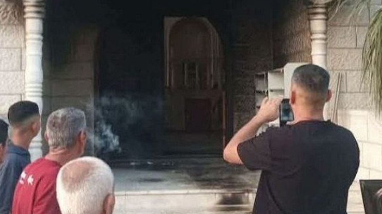 Sivil Yahudiler iki camiyi ateşe verdi