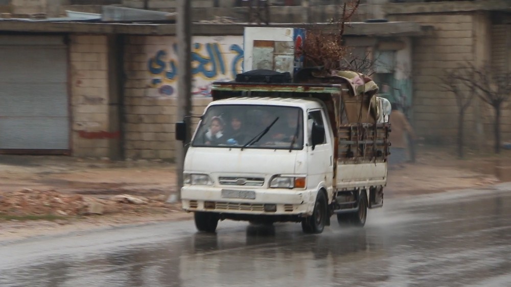 Siviller hayatta kalmak için İdlib’den kaçmaya devam ediyor 