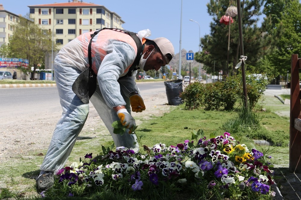 Sivrihisar’da park yenileme ve çiçeklendirme çalışmaları 