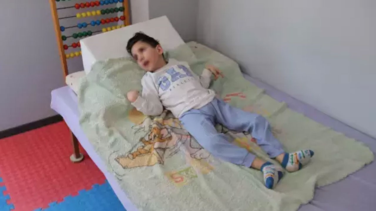 Sivrisinek ısırığı 8 yaşındaki çocuğu bu hale getirdi