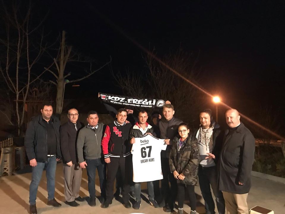 Siyah-beyazlı taraftarlar İdlip gazilerini unutmadı 