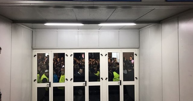 Siyah beyazlı taraftarlar statta mahsur kaldı