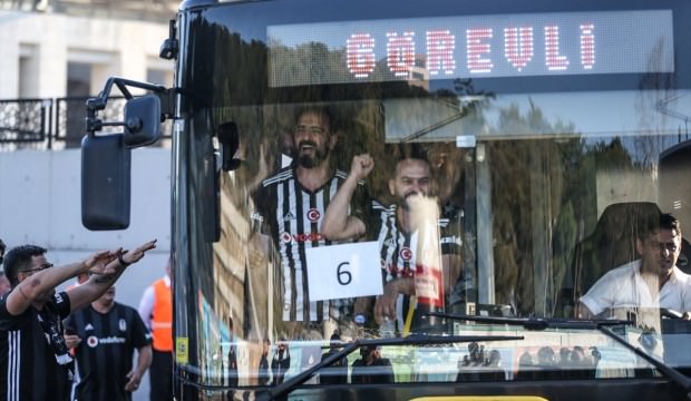 Siyah Beyazlılar Kadıköy'e böyle gitti