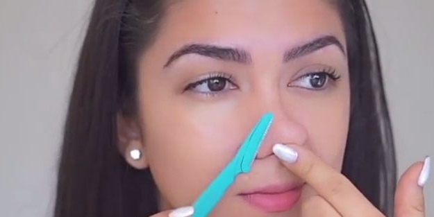 Siyah noktalara karşı burnunu tıraş ediyor!