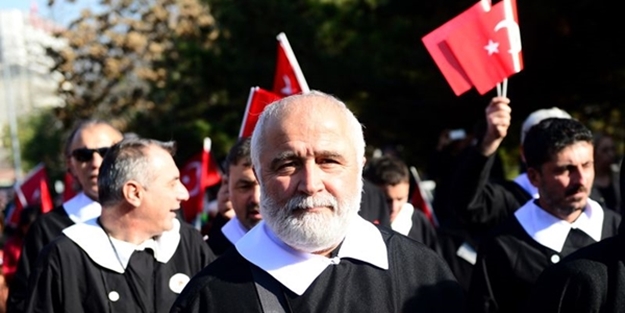 Siyah önlükleri giyip Anıtkair'e koştular