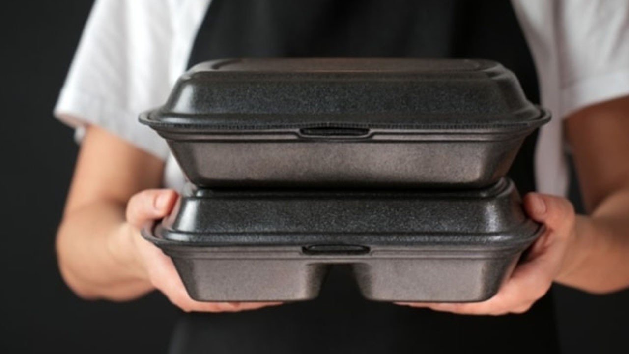 Siyah plastiklerde tespit edildi! Gıdayla temas ettirmeyin uyarısı yapıldı! Yok artık dedirtti