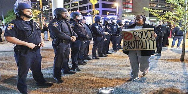 Siyahi genç nakil sırasında yaralanmış
