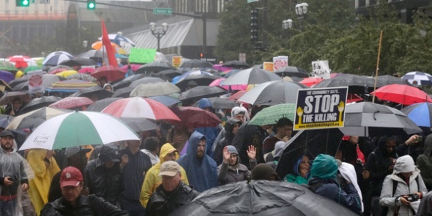 Siyahi gencin vurulmasına öfke büyüyor