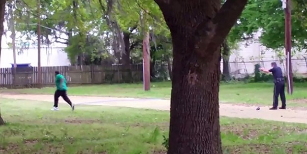 Siyahi şüpheliyi vuran polis cinayetten yargılanacak