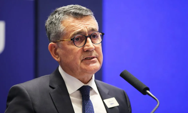 Siyaset sizin neyinize! O kadar meraklıysanız parti kurun