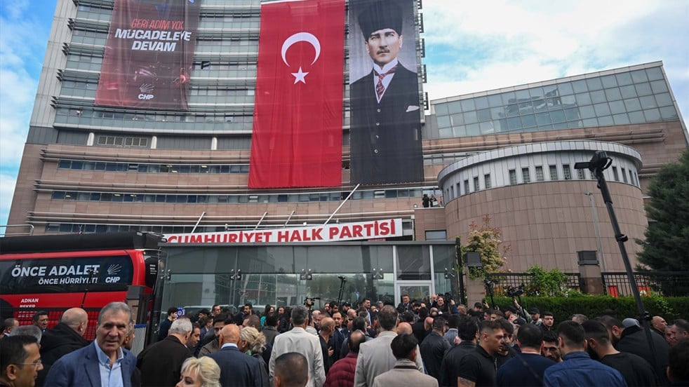 Siyasetçi değil sanki militanlar! CHP Genel Merkezi’nde marjinalvari önlemler