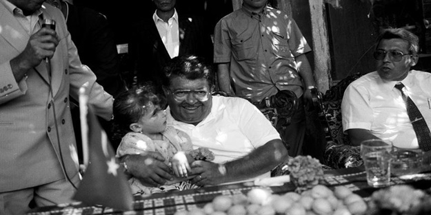 Siyasetçi, eş, baba... Her yönüyle Turgut Özal