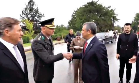 Siyasete meraklıysan üniformanı çıkar
