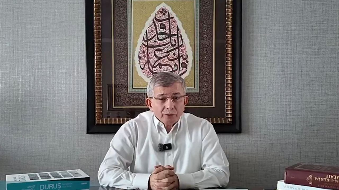 Siyaseti bırakıyor mu? Kendini dinler tarihine veren Davutoğlu sevenlerini endişelendirdi