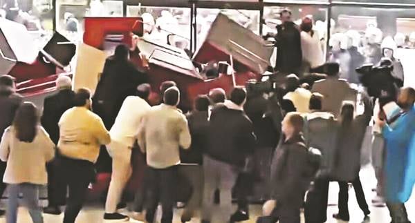 Siyasetin gölgesi hukukun üzerinden çekilmelidir