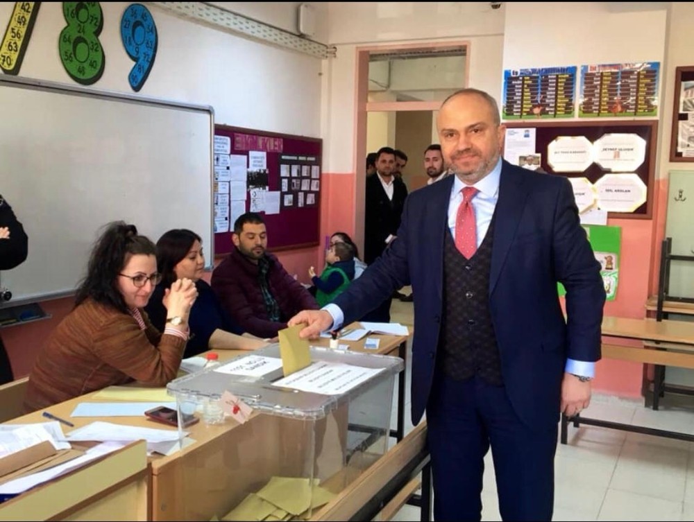 Siyasi partilerin il başkanları da oylarını kullandı 