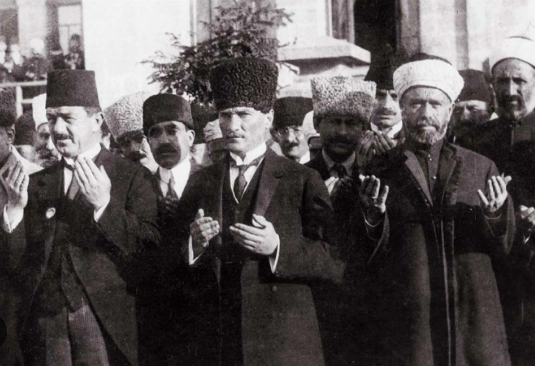 Siyasi şov mu, tarihi mirasa sığınma çabası mı? Özel'in cuma hamlesi tartışılıyor