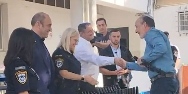 Siyonist Bakan, sivillere silah dağıttı