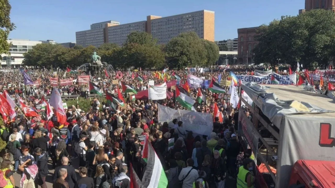 Siyonist hükümetin tüm zulmüne rağmen... 100 bin Alman, Gazze için sokağa indi!