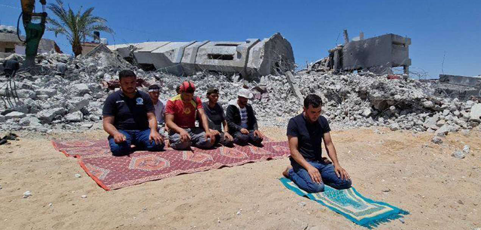Siyonist işgal rejiminin bombaladığı caminin enkazı önünde namaz kılındı