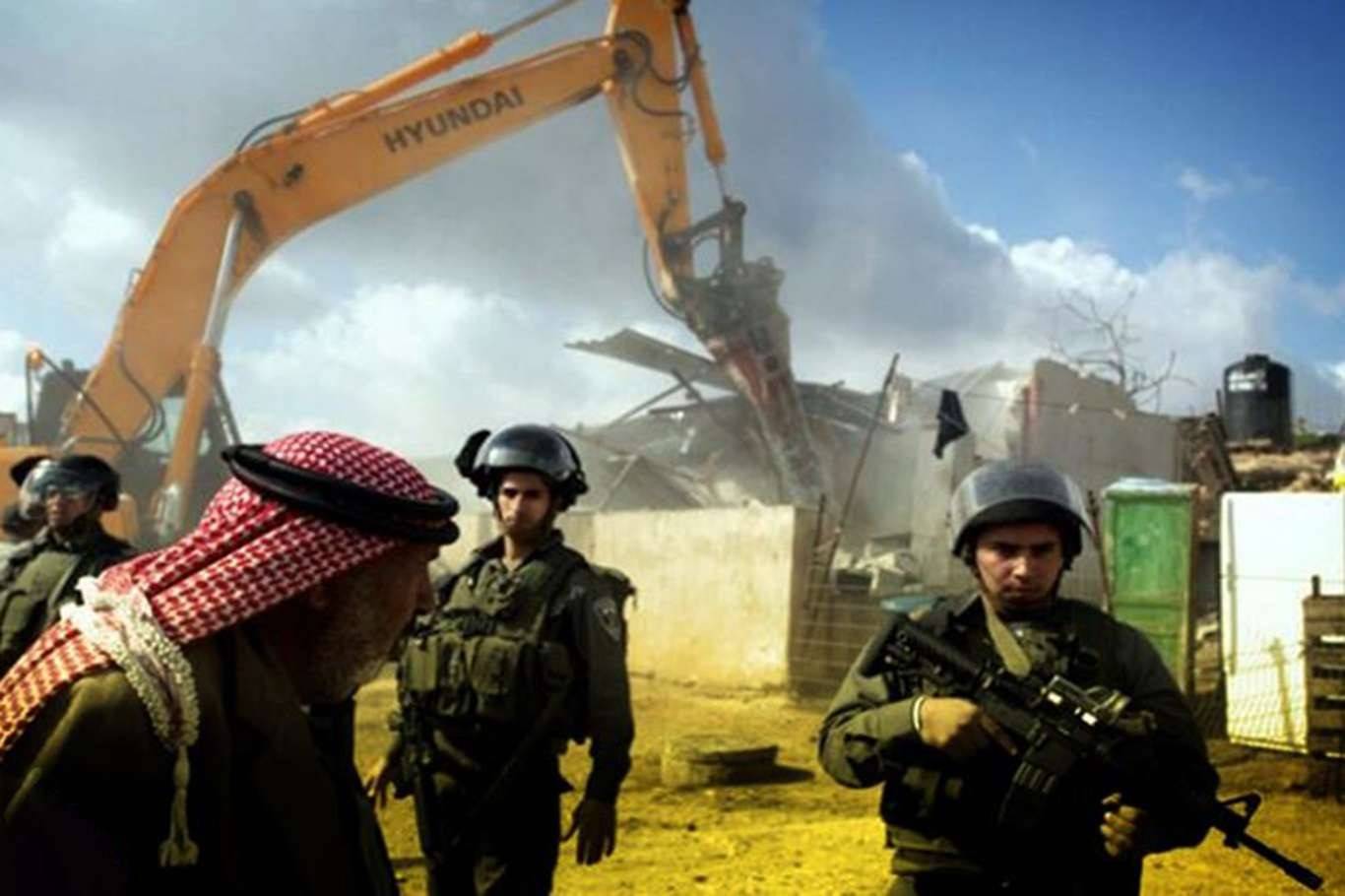 Siyonist işgalciler, Filistinlilerin evlerini yıkmaya devam ediyor