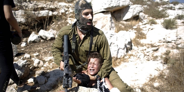 Siyonist İsrail askerleri 10 yaşındaki çocuğu gözaltına aldı