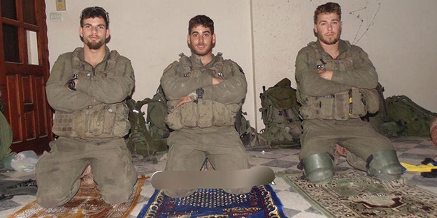 Siyonist İsrail askerleri camide verdiği alaycı pozlarla tepki çekti!