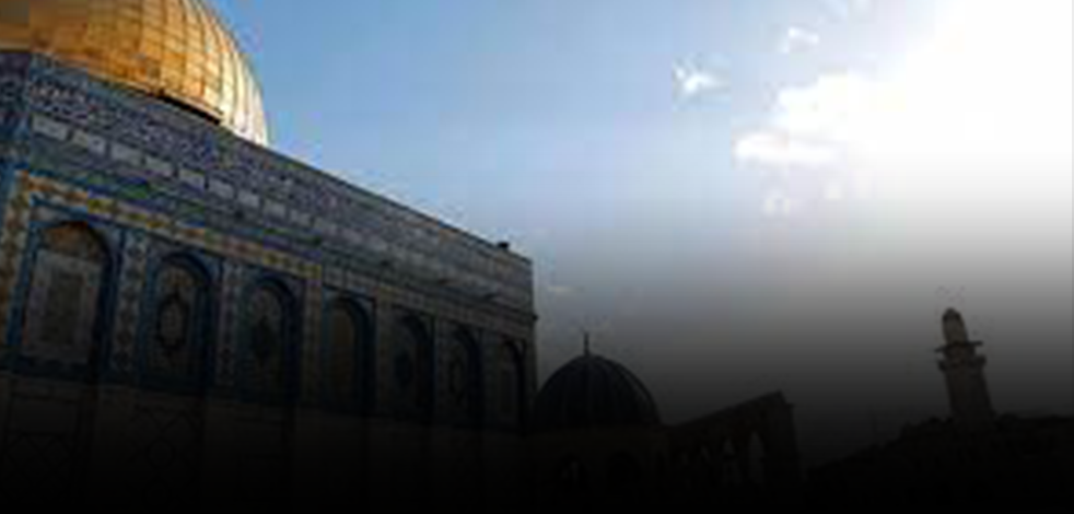 Siyonist İsrail güçleri, teravih namazından çıkan Filistinlilere saldırdı