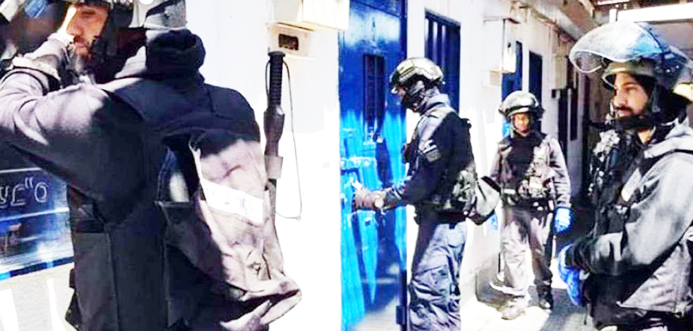 Siyonist İsrail’den alçaklık devam ediyor: Hamas yöneticilerinin evlerine baskın düzenliyorlar