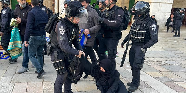 Siyonist köpekler polis korumasında Mescid-i Aksa'yı yine bastı