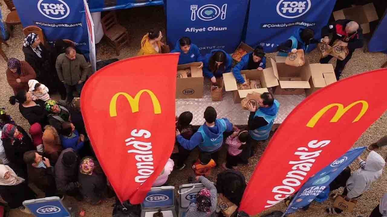 Siyonist McDonald’s, Hatay’da 1000 kişilik iftar ve çocuklara oyuncak veriyor! Soykırım destekçisi McDonald’s şovuna kim izin veriyor!