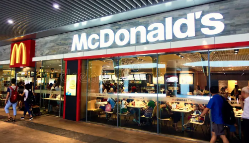 Siyonist McDonald’s, Türk ailesini hedef alıyor! Reklamlarla boykotun belini kırmak istiyorlar: ‘Hesaplı’ dedikleri menülerde Gazzeli çocukların kanı var
